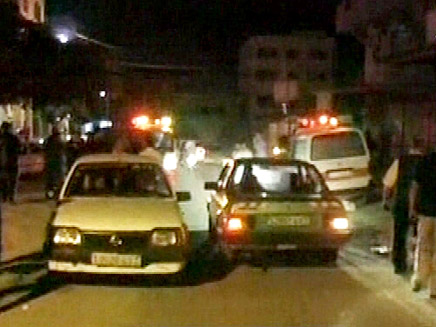 רכבים ברחוב בעזה לאחר תקיפת מסוקים של צה:"ל (צילום: חדשות)